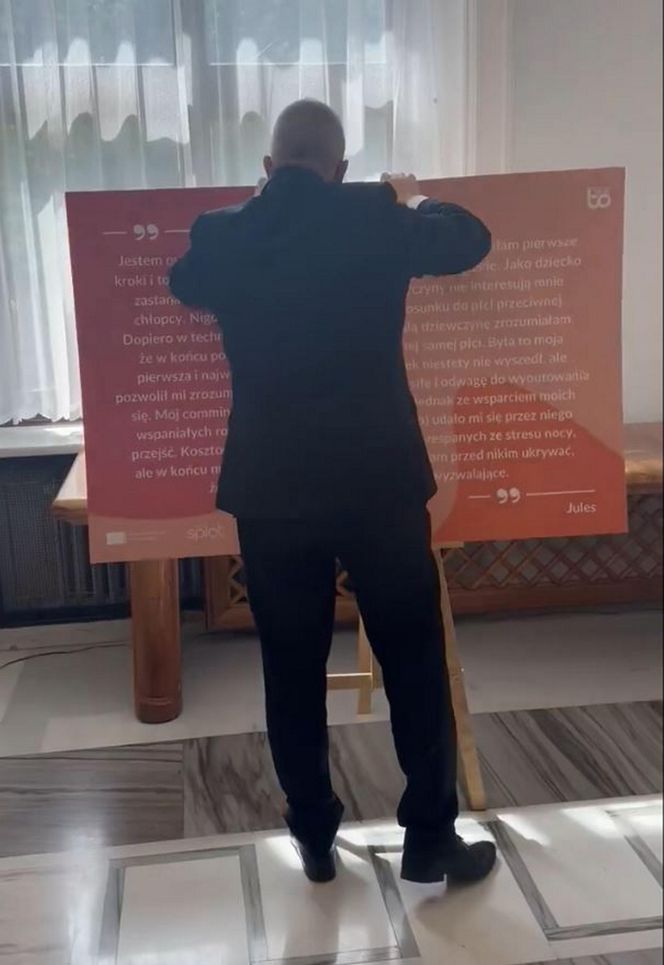 Grzegorz Braun pojawił się w Sejmie. Wpadł w furię i zdemolował wystawę!