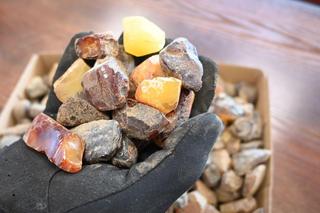 Przemycali 30 kg bursztynu pociągiem z Ukrainy. Zatrzymano maszynistów