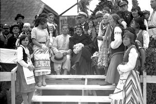 Uśmiechnięci Polacy, stroje ludowe, tańce i huczne pożegnanie lata. Tak obchodzono dożynki kilkadziesiąt lat temu