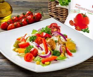 Chrupiąca sałatka z kurczakiem i suszonymi pomidorami