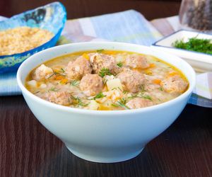 Zupa papieska z pulpecikami – danie 2 w 1, które śmiało zastąpi tradycyjny dwudaniowy obiad! 