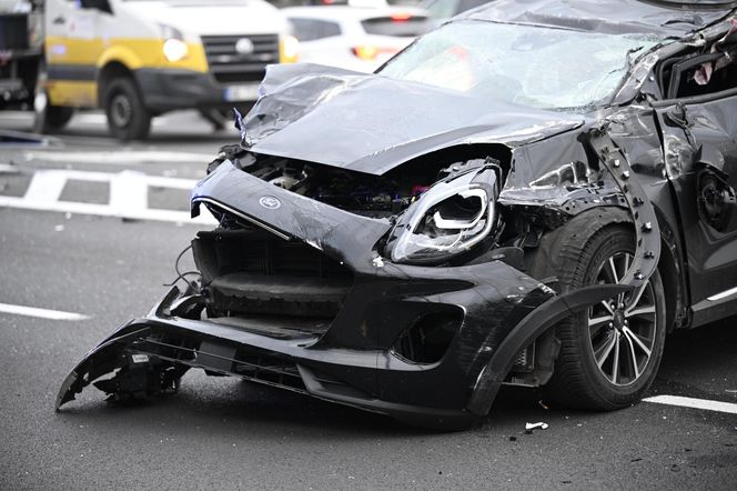 Dachowanie w Warszawie! Wcześniej na tej ulicy doszło do śmiertelnej masakry