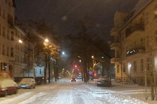 Trudne warunki na drogach po całonocnych opadach śniegu. Wzrost pokrywy nawet do 58 cm [FOTO]