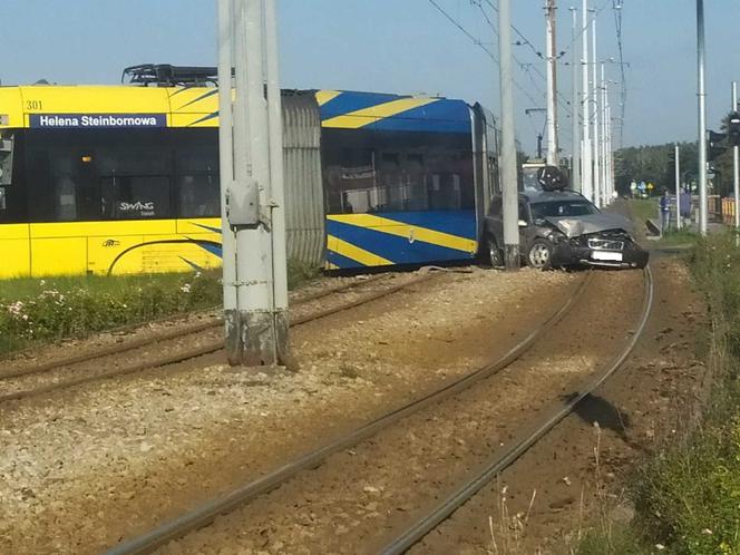 Poważny wypadek w Toruniu! Tramwaj zderzył się z samochodem. Zdjęcia z miejsca zdarzenia