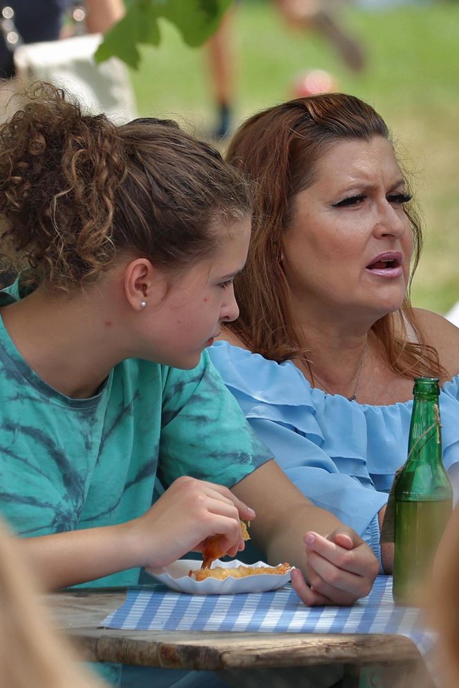 Katarzyna Skrzynecka. Zabrała rodzinę na targ śniadaniowy w kusych szortach