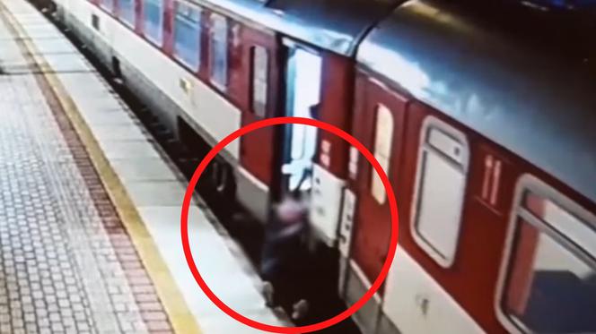Chciała wskoczyć do jadącego pociągu - SPADŁA NA TOROWISKO! Zobaczcie szokujące wideo