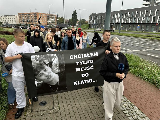 Setki osób upamiętniły Oliwiera. 20-latek zmarł po interwencji policji. "Zabili go jak zwierzę"
