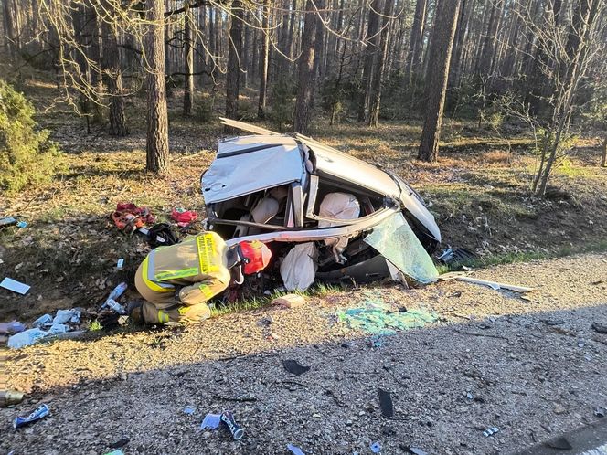 Dramat na drodze. Osobówka rozerwana na strzępy! Dwie osoby w szpitalu.
