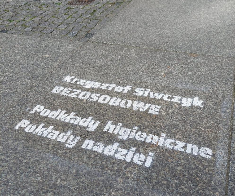 Na chodnikach Wrocławia pojawiły się nietypowe cytaty. O co w tym chodzi? [FOTO]