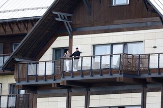 Kawa, czapka z daszkiem i dymek. Nowy prezydent przyłapany z żoną na balkonie