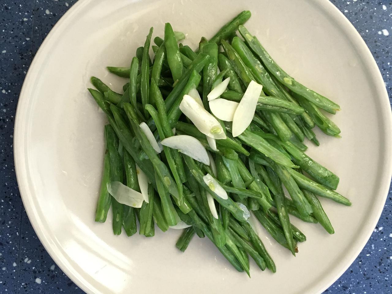 Sałatka z fasolki szparagowej i czosnku - przepis na sałatkę ze szparagówki