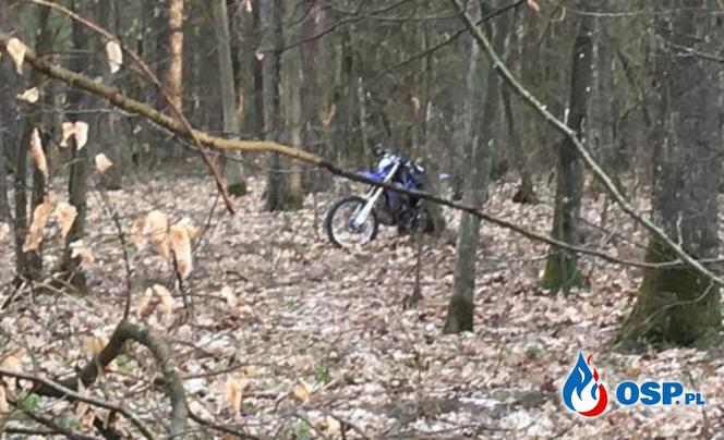 Policjanci rozjechali motocyklistę w lesie