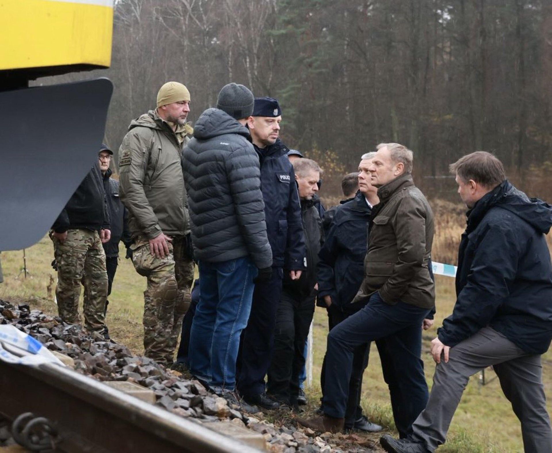 Akt dywersji w Polsce. Premier Tusk potwierdza: Eksplozja zniszczyła tory kolejowe pod Warszawą