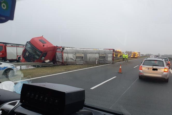 Wypadek na autostradzie A4. Przewrócona ciężarówka blokuje drogę pomiędzy Jaworznem a Mysłowicami