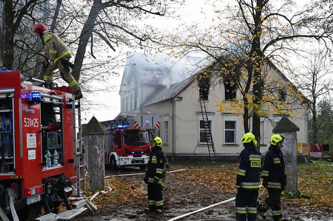 Pożar zabytkowego pałacyku na Pomorzu. Ewakuowano 20 osób, nie żyje jedna osoba