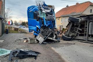 Przyczepa z drewnem zmiażdżyła kabinę ciężarówki. Kierowca był zakleszczony 