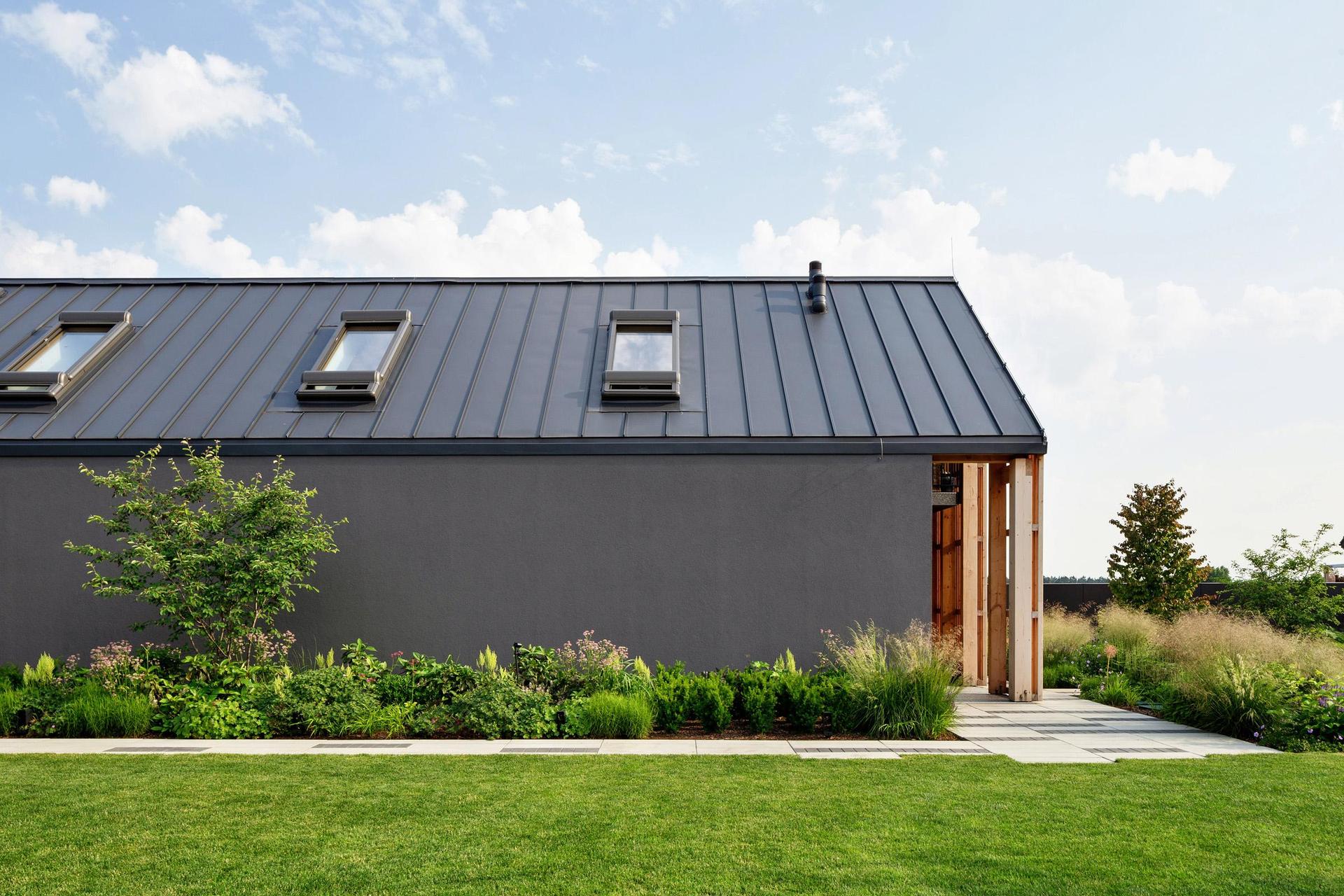 Szary dom w Świerczyńcu koło Tychów