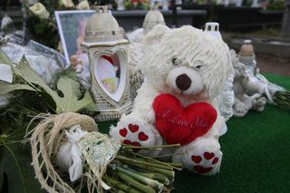 3,5-letnia Zuzia zginęła przez trutkę na szczury. Morze kwiatów na jej maleńkim grobie