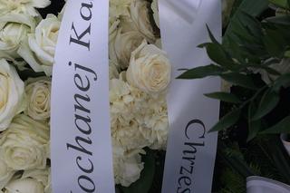 Grób 18-letniej Kasi utonął w biały kwiatach [ZDJĘCIA]