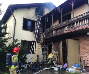 Pożar domu jednorodzinnego w Wodzisławiu Śląskim. Poszkodowana 90-letnia kobieta