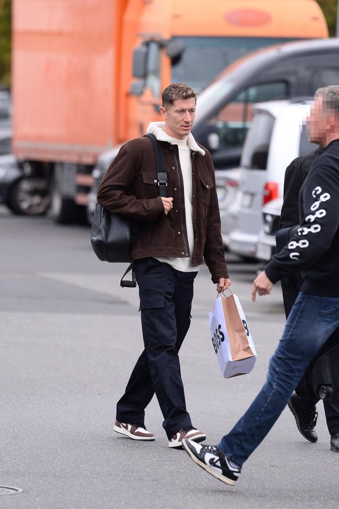 Robert Lewandowski ze szpanerką siatą wysiadł z samolotu