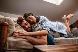 Czy spanie razem jest zdrowe? Badania pokazują, co jest lepsze dla związku