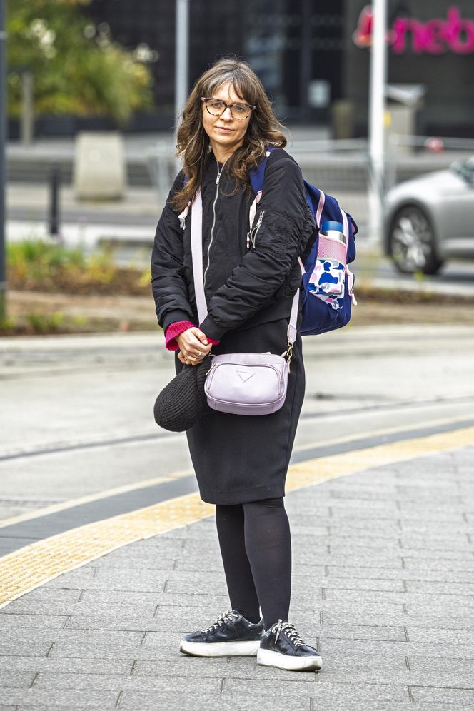 Jachira maluje się w tramwaju