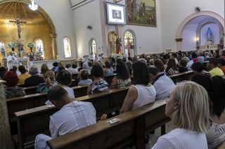 „Propagują dzieciokrację w najgorszym wydaniu”. Dziecko przewróciło figurę Maryi, ksiądz nie przebiera w słowach