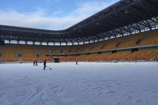 Stadion Miejski w Białymstoku szykuje się do rozgrywek. Dziś uruchomili podgrzewanie murawy