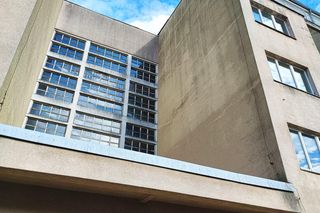 Kultowy akademik Pancernik we Wrocławiu. Dom z wzorcowego osiedla wciąż czeka na drugie życie