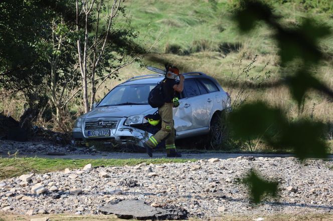 "Tu był komisariat policji" - mówią mieszkańcy i pokazują wielką dziurę w ziemi