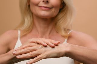 Moja babcia mieszała to z olejkiem i wcierała w skórę. W kilka tygodni rozjaśniła plamy starcze. Naturalna wcierka, która zniweluje przebarwienia oraz plamy starcze 