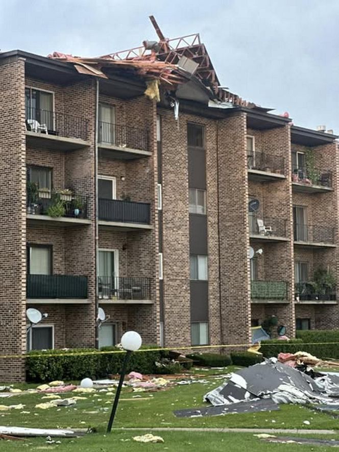 Wichura zerwała dach budynku pod Chicago