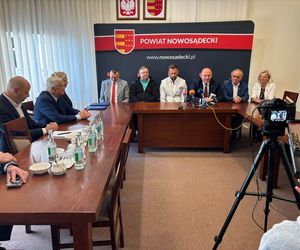 Podpisanie umowy na utworzenie w Krynicy-Zdroju klasy o profilu hokejowym