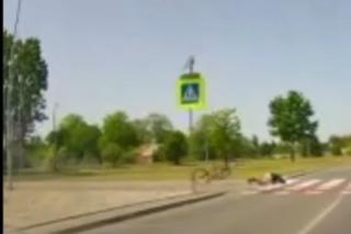 Poważny wypadek w Toruniu. Pijany kierowca BMW staranował rowerzystę