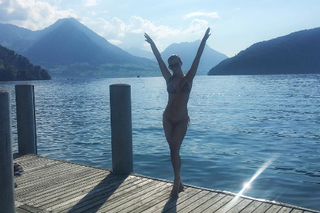Joanna Krupa pluska się w szwajcarskim jeziorze [WIDEO]