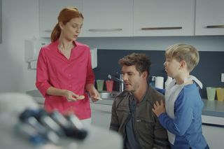 M jak miłość odc. 1850. Marcin (Mikołaj Roznerski), Szymek (Staś Szczypiński), dentystka (Monika Janik-Hussakowska)