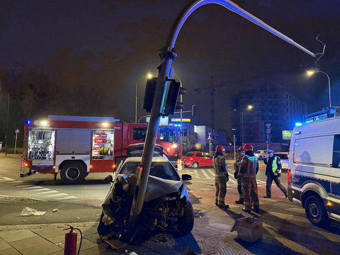 Jechał z żoną i dzieckiem, wylądował na słupie. Próbował zrzucić winę na ukochaną. Alkomat oszalał