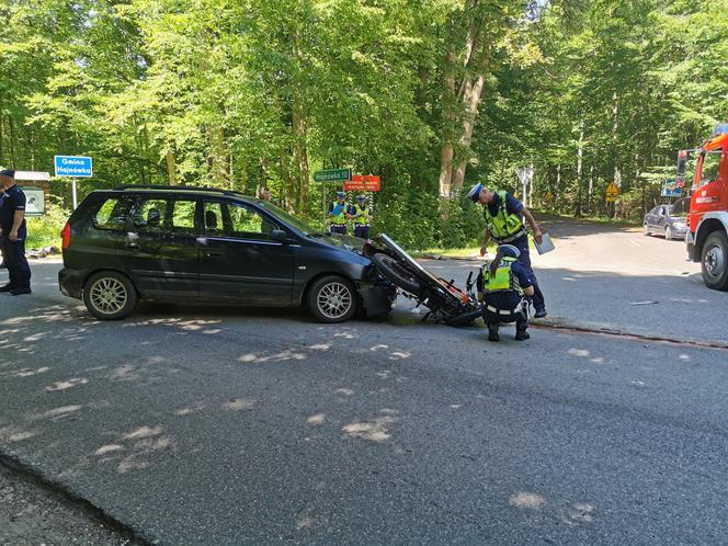 Groźny wypadek na drodze wojewódzkiej nr 689 między Hajnówką a Białowieżą. Motocyklista trafił do szpitala [ZDJĘCIA]