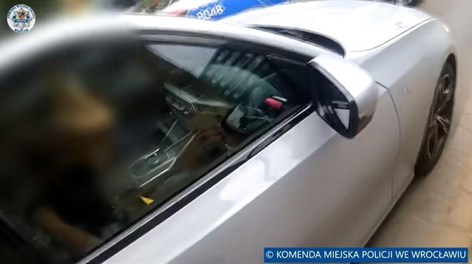 Wrocław. Policjanci rozbili szybę i siłą wyciągnęli 45-latkę z BMW. Nie chciała wysiąść [ZDJĘCIA].