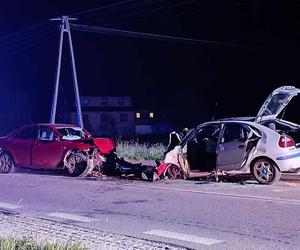 Tragiczny wypadek na Podhalu. Po czołowym zderzeniu samochodów nie żyją dwie osoby, trzecia walczy o życie