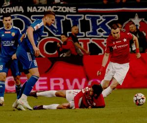 Rafał Mikulec w spotkaniu z Miedzią Legnica nabawił się bardzo groźnie wyglądającej kontuzji. Zawodnik długo opatrywany był na murawie, skąd zabrała do karetka