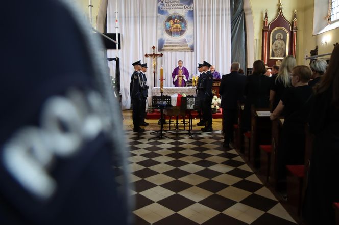 Pogrzeb policjanta, który zmarł po interwencji. Polska Policja pożegnała asp. sztab. Bogdana Orzeszka