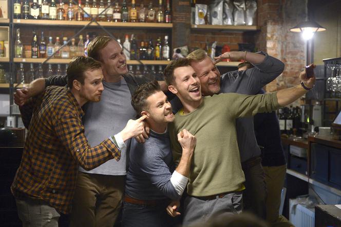 Strażacy 2 sezon. Wojtek (Maciej Mikołajczyk), Adam (Maciej Zakościelny), Staszek (Mateusz Banasiuk), Jerzy Kosmala (Jacek Lenartowicz), Radek (Mateusz Janicki)