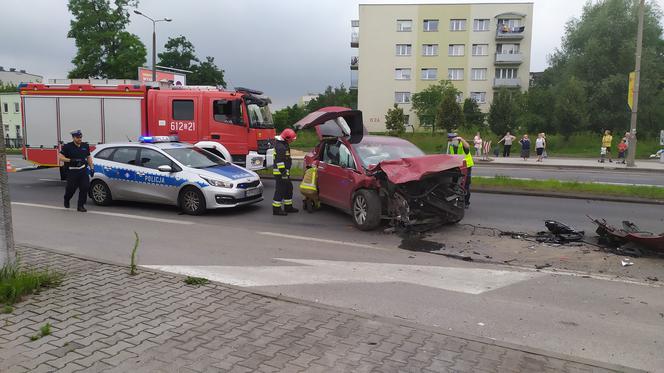 Groźny wypadek w Sosnowcu. Tesla zderzyła się z dostawczakiem. Buspas zablokowany