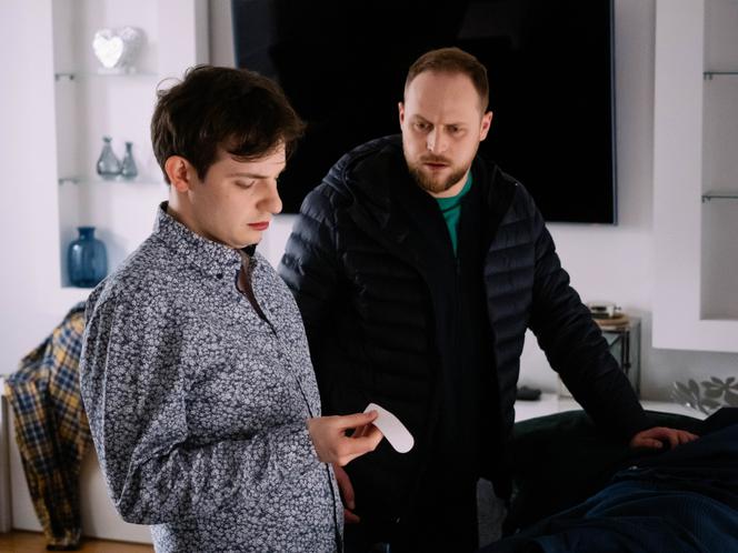 Na Wspólnej odc. 3275. Tomek (Krzysztof Chodorowski), Paweł Wójcik (Grzegorz Kwiecień)
