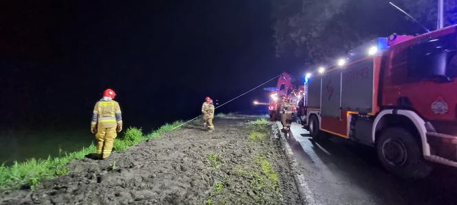 Dankowice: 18-latek wpadł w poślizg. Jego auto wjechało do stawu