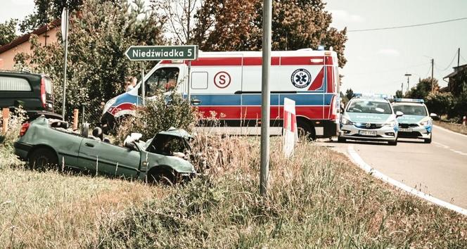 Tragiczny wypadek w Kosutach. Auto uderzyło w betonowy przepust