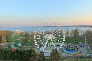 Nowa atrakcja turystyczna w Giżycku. W lunaparku stanęło ogromne koło widokowe 