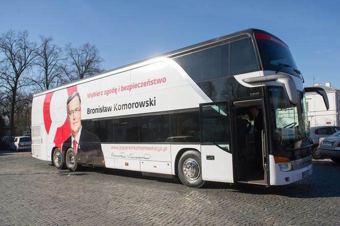 Oni prowadzili kampanię z autobusów
